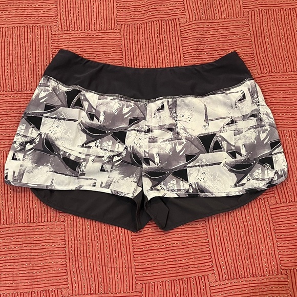 MPG size 11 Women's Athletic lined Shorts with Black and Gray Geometric Pattern - Picture 1 of 15